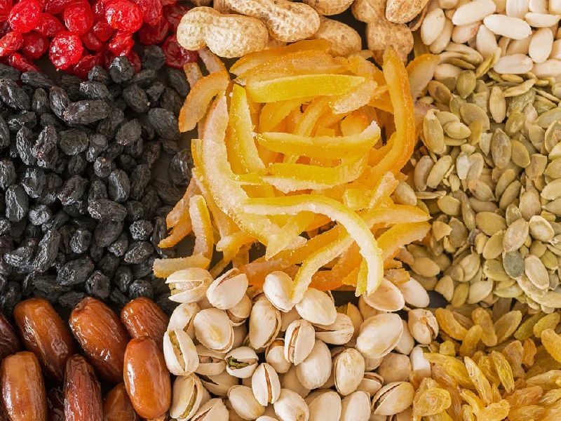 نمایی از چند ردیف خشکار و آجیل در کنار هم