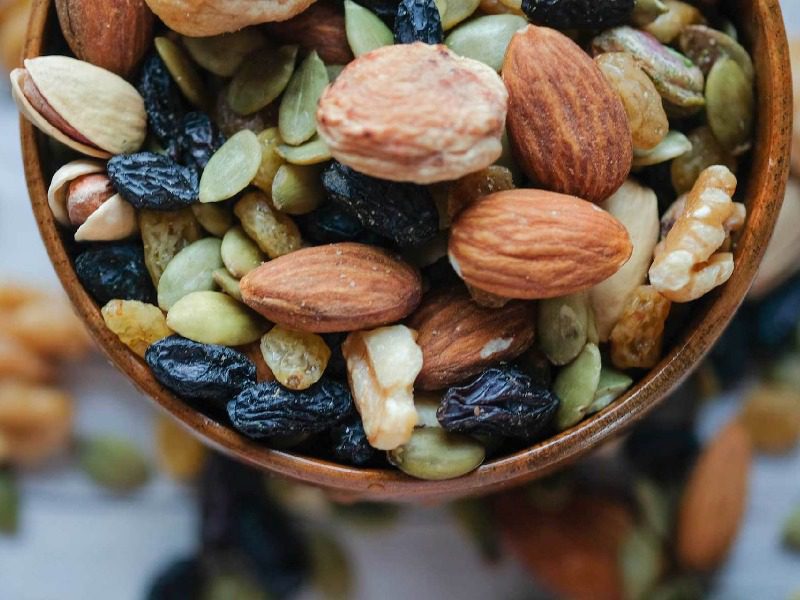یک کاسه چوبی پر از آجیل و خشکبار