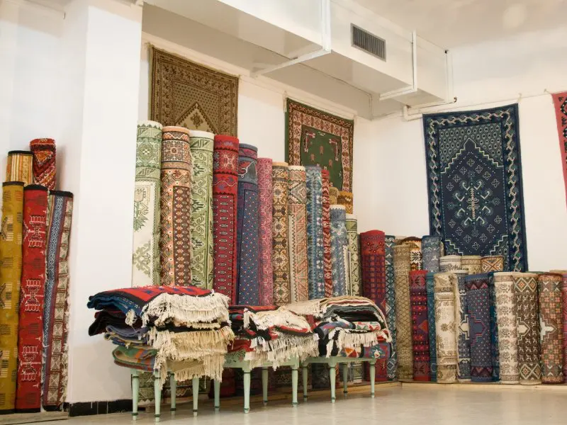 نمایی از مغازه فرش فروشی