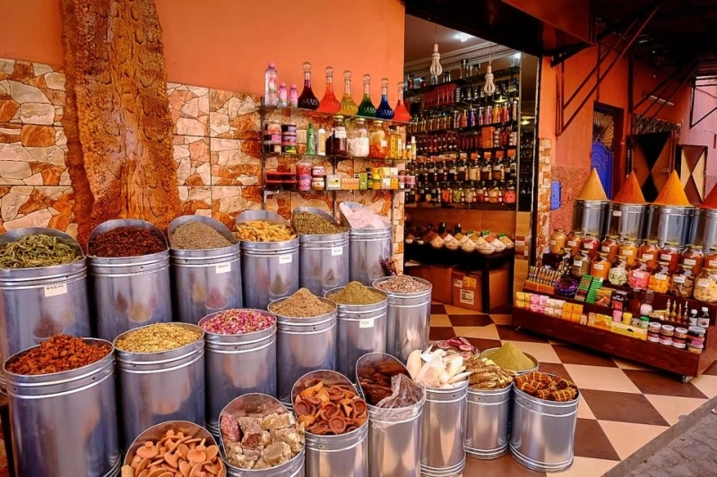 مغازه عطاری مرتب با قفسه های شیک